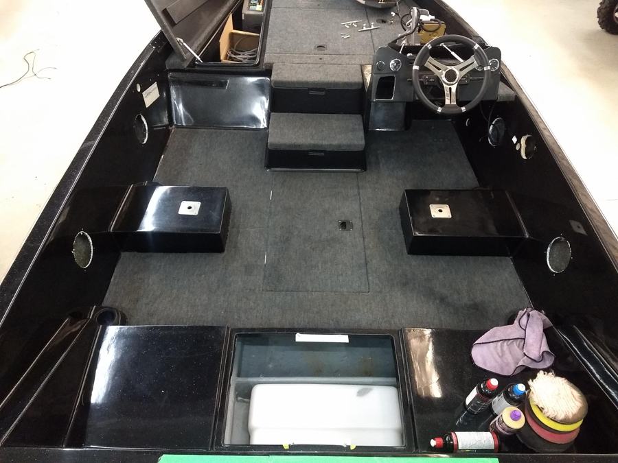 Interior de lancha limpo