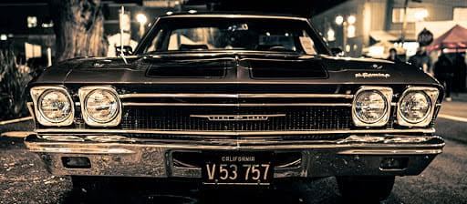 Chevrolet clássico à noite
