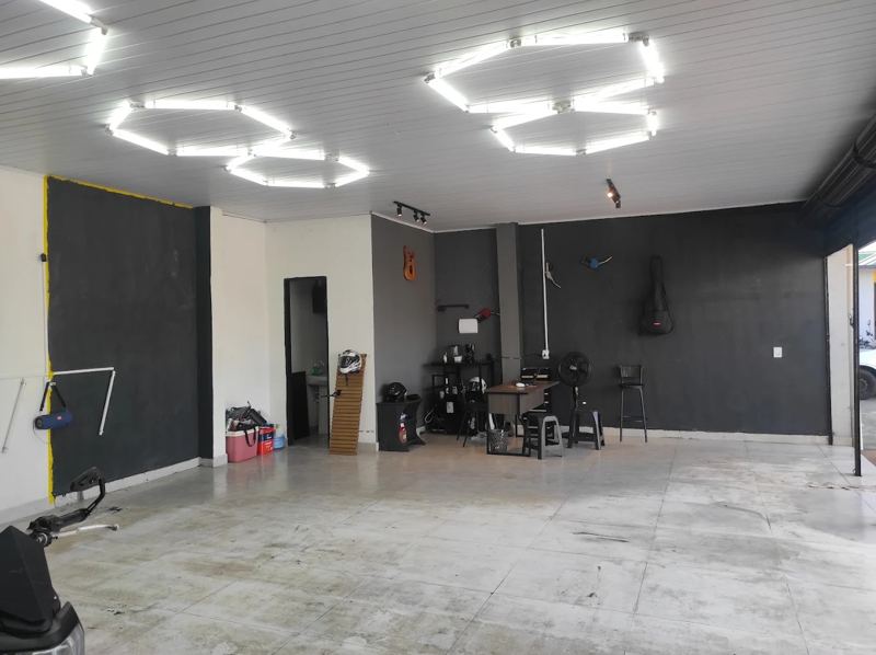 Interior da oficina com iluminação hexagonal