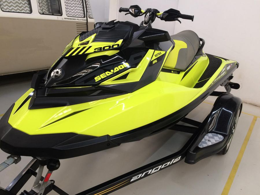 Jet-ski Sea-Doo amarelo neon brilhando
