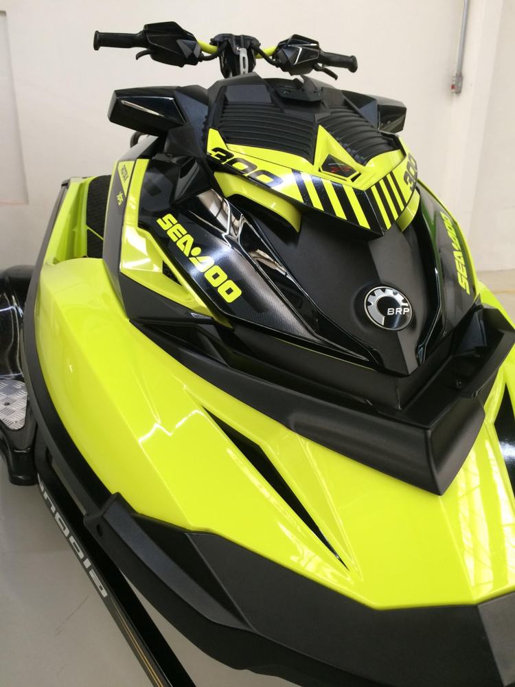 Jet-ski Sea-Doo 300 de frente