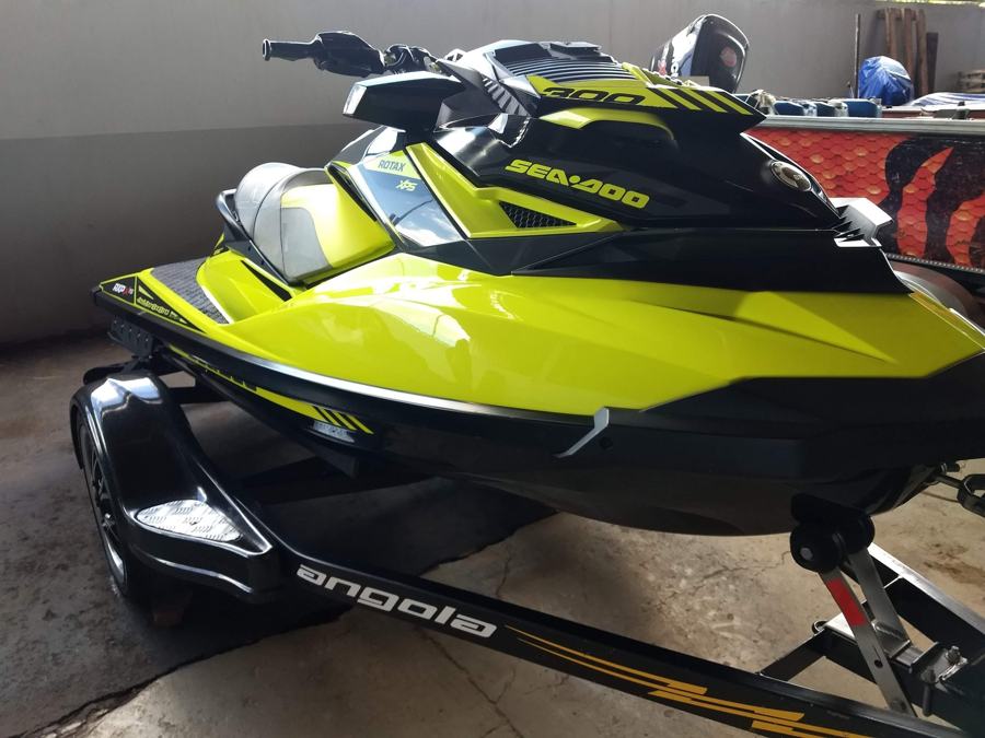 Jet-ski amarelo em carreta