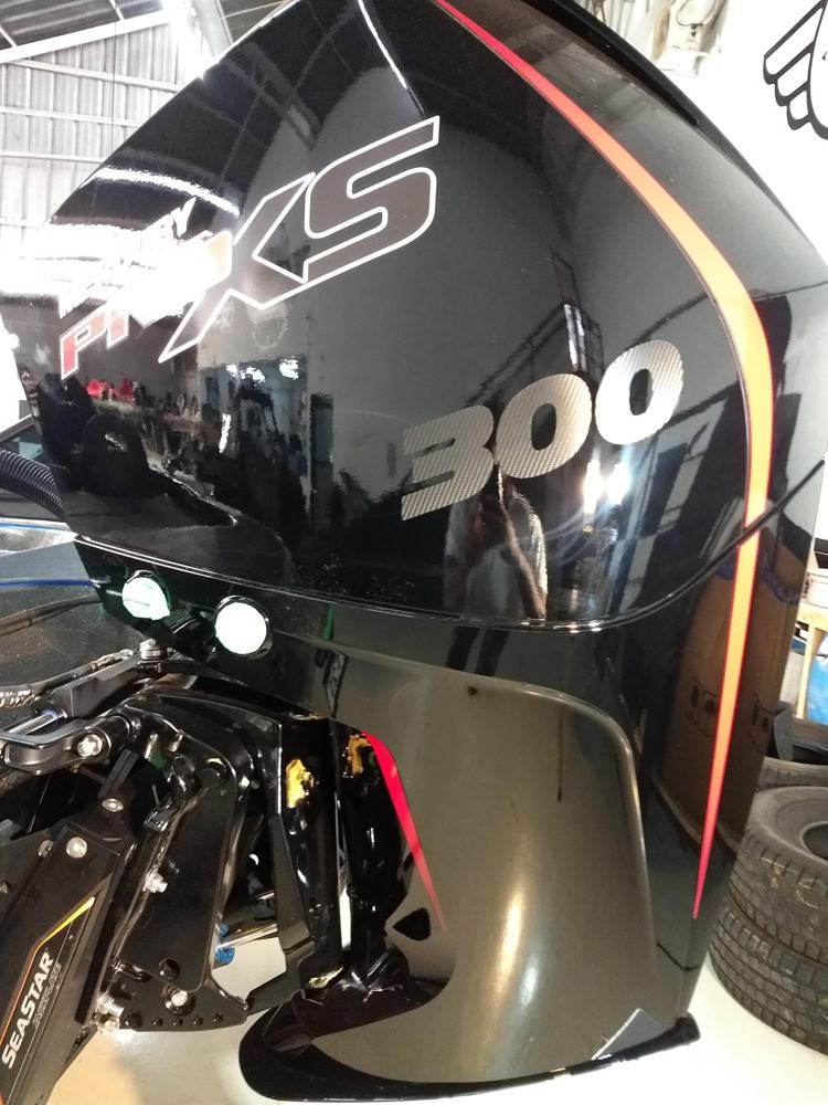 Motor de popa Mercury 300 com brilho de espelho