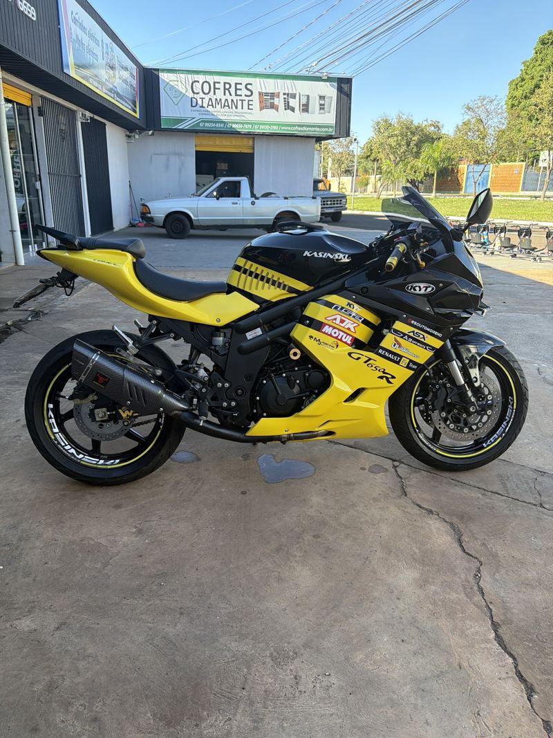 Moto esportiva amarela e preta