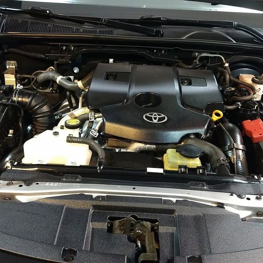 Cofre do motor limpo de uma picape Toyota
