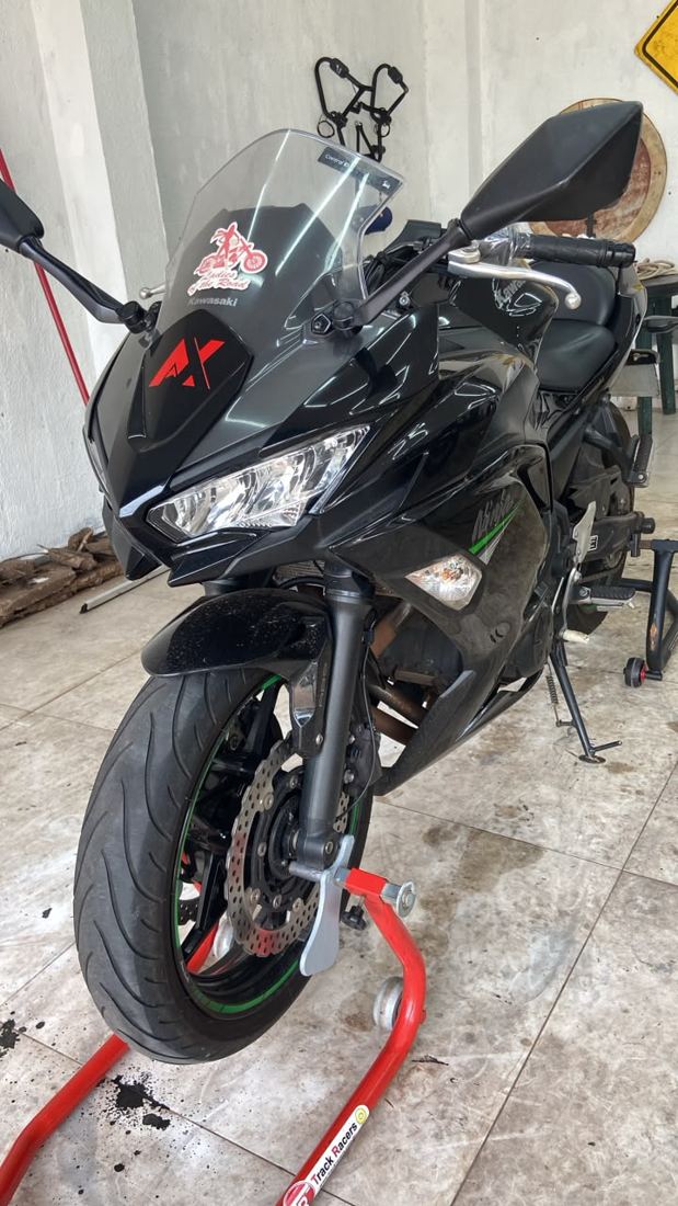 Kawasaki Ninja 650 preta na oficina